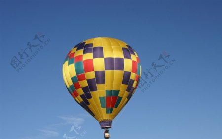 高空热气球飞升图