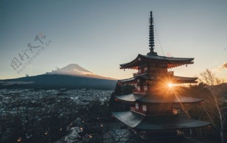 古代阁楼和远处的富士山