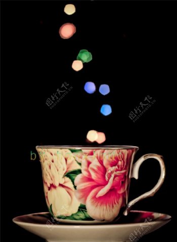 白色粉红色和绿色花纹的瓷茶杯