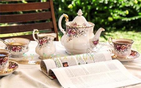 白色和粉红色的花陶瓷茶具