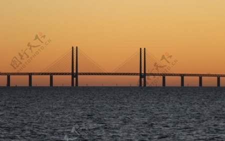 夕阳下的桥剪影