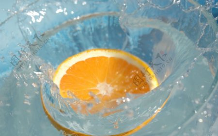 飞溅的橙色柠檬