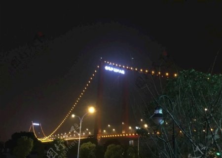 夜晚的鹦鹉洲大桥