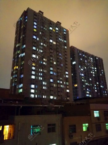 夜色下的城市高楼
