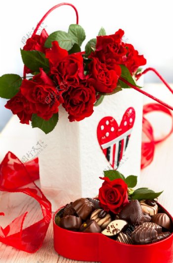 红色玫瑰花与巧克力