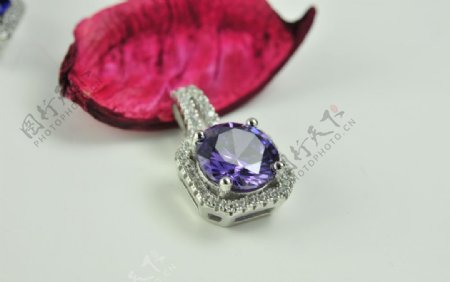 紫色钻石吊坠项链