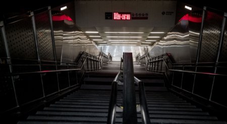 空旷地铁夜晚楼梯台阶高清摄影图