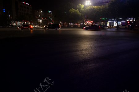 城市夜景摄影图地面