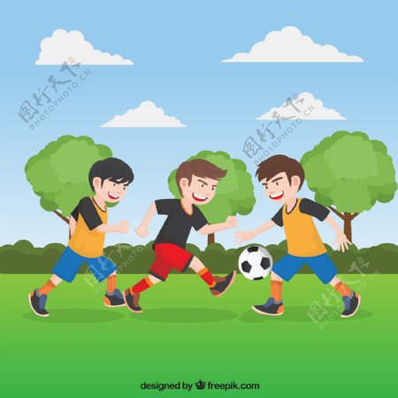 3个草地上踢足球的男孩