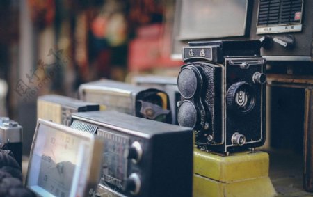 古玩市场里的古董相机收音机