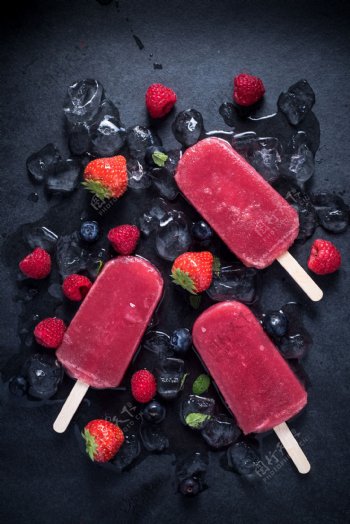 蓝莓与草莓口味的冰棍
