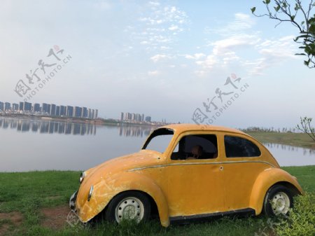 水边黄色汽车模型