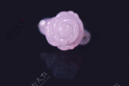 玛瑙雕刻粉玫瑰形状戒指