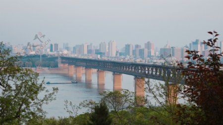 初春的长江大桥