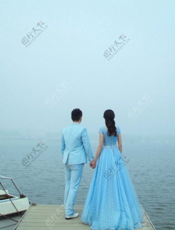 蓝色调海边结婚照