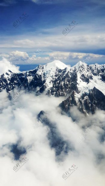 高耸雪山