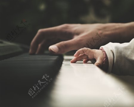 父亲节弹钢琴