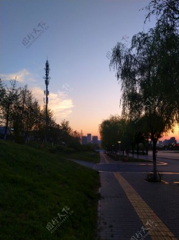 夕阳下的城市风景