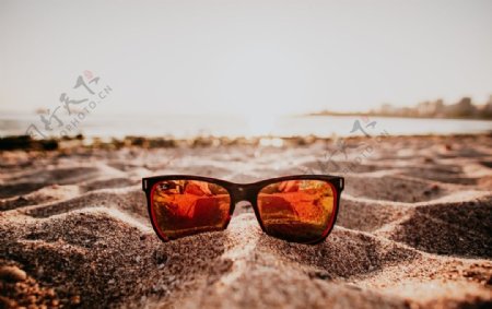 沙滩上的眼镜