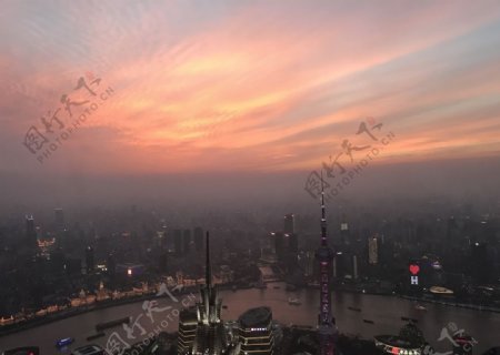 夕阳下的上海陆家嘴