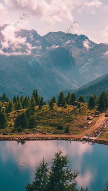 山林与湖水