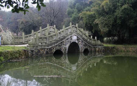 公园拱桥