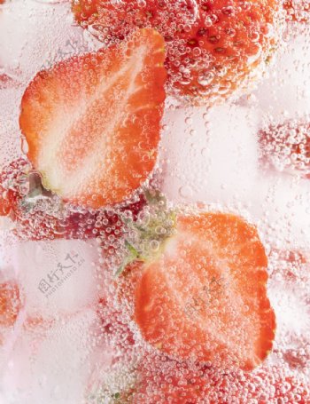 草莓气泡水