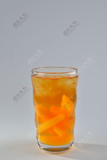 装在玻璃杯里的黄桃蜂蜜茶