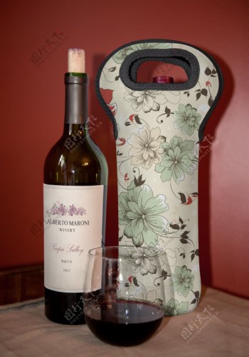 葡萄酒瓶子布袋子包装效果图样机