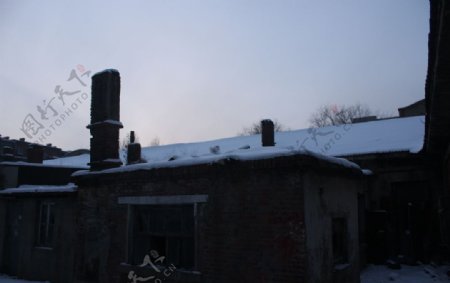 城市老房子雪景