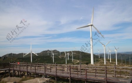 山顶天空草地风力发电机