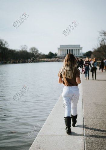 人工河旁边散步的丰臀少女
