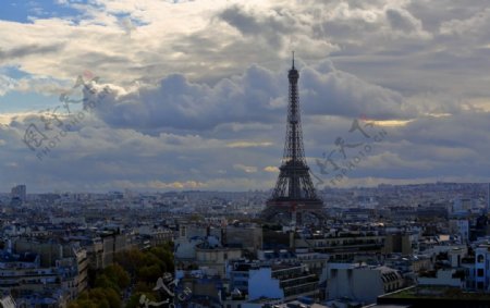 巴黎凯旋门上俯瞰埃菲尔铁塔