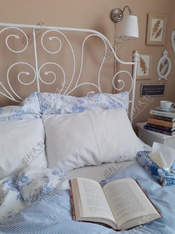 床书籍和平卧室枕头