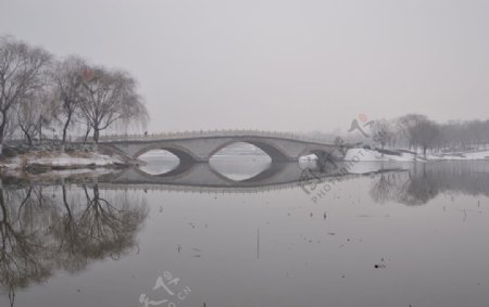 冬日雪后石桥