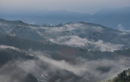 早晨云雾缭绕山脉间自然风光