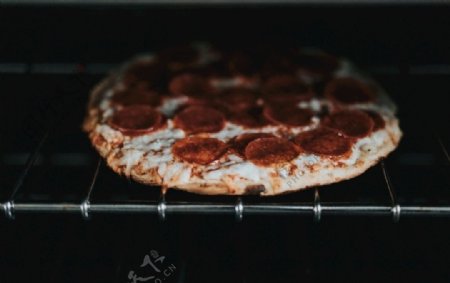 烤箱里的披萨饼