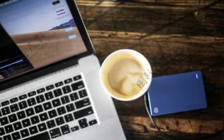 笔记本电脑旁边的咖啡