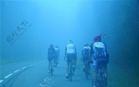 大雾公路上骑行的人群
