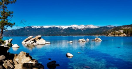 蓝天下湖泊中的岩石景观