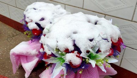 雪在假花玫瑰上
