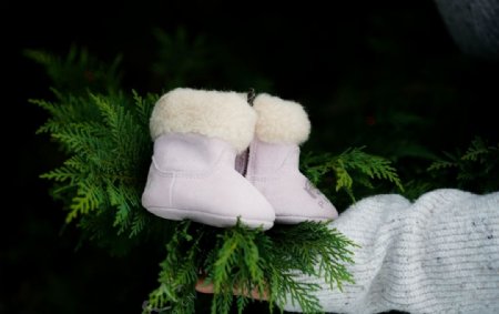 雪地靴与圣诞树