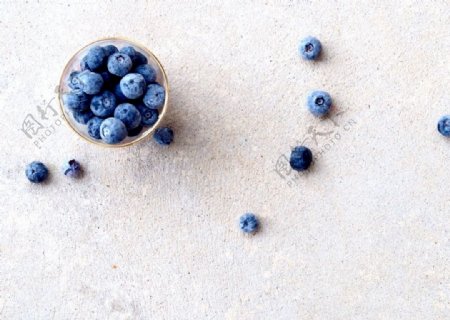 磨石桌面上的蓝莓