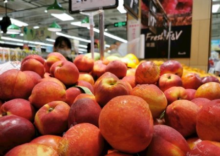 超市里的桃子