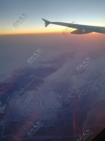 飞机下的皑皑雪山