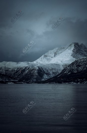 山崖海水冰冷黑夜背景素材