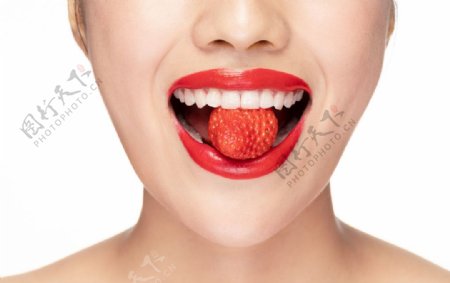 口咬草莓