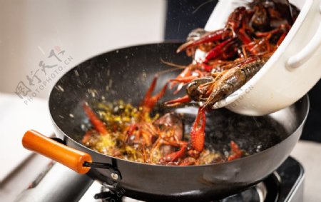 烹饪小龙虾过程