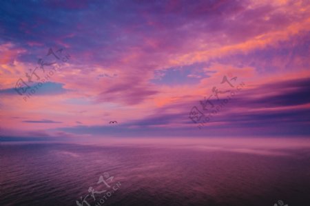 海上黄昏唯美紫色天空