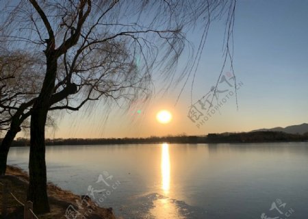 颐和园湖面夕阳